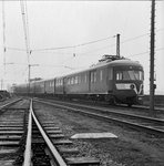 846423 Afbeelding van het electrische treinstel nr. 643 (mat. 1946) van de N.S. te Haarlem.